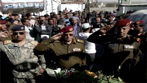 وضع إكليل من الزهور على ضريح الشهداء بشارع الخمسين بصنعاء